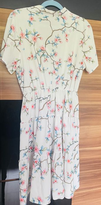 Biała sukienka z motywem roślinnym