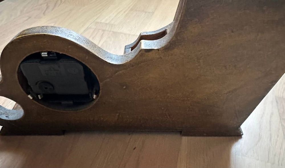 Декоративна підставка з годинником на стіл