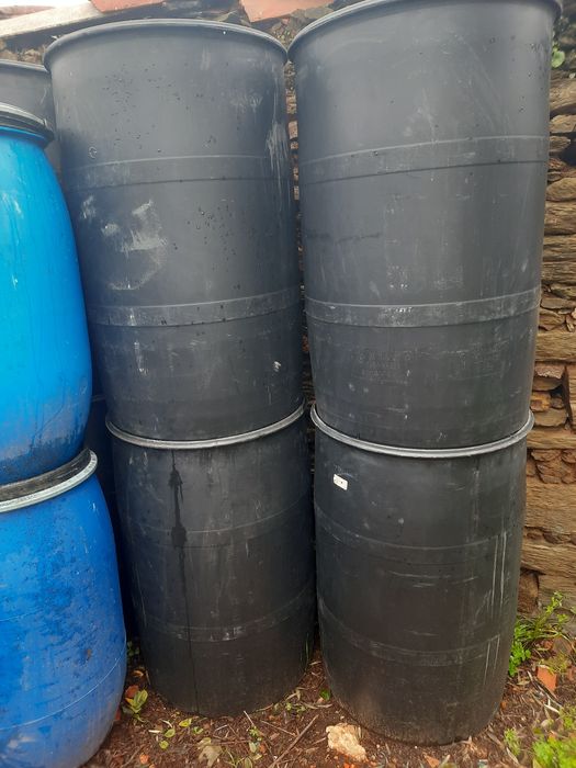 Bidons plástico de 140 litros com tampa e aro