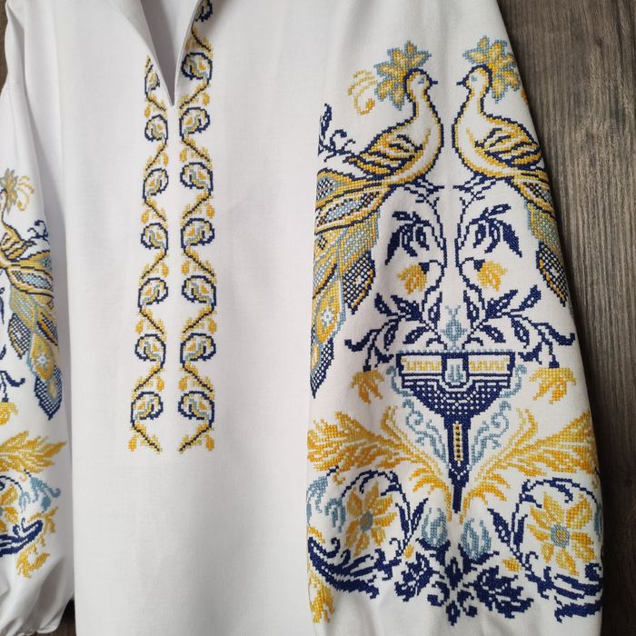 Сорочка-вишиванка з жовто-блакитним малюнком (ручна робота/М)