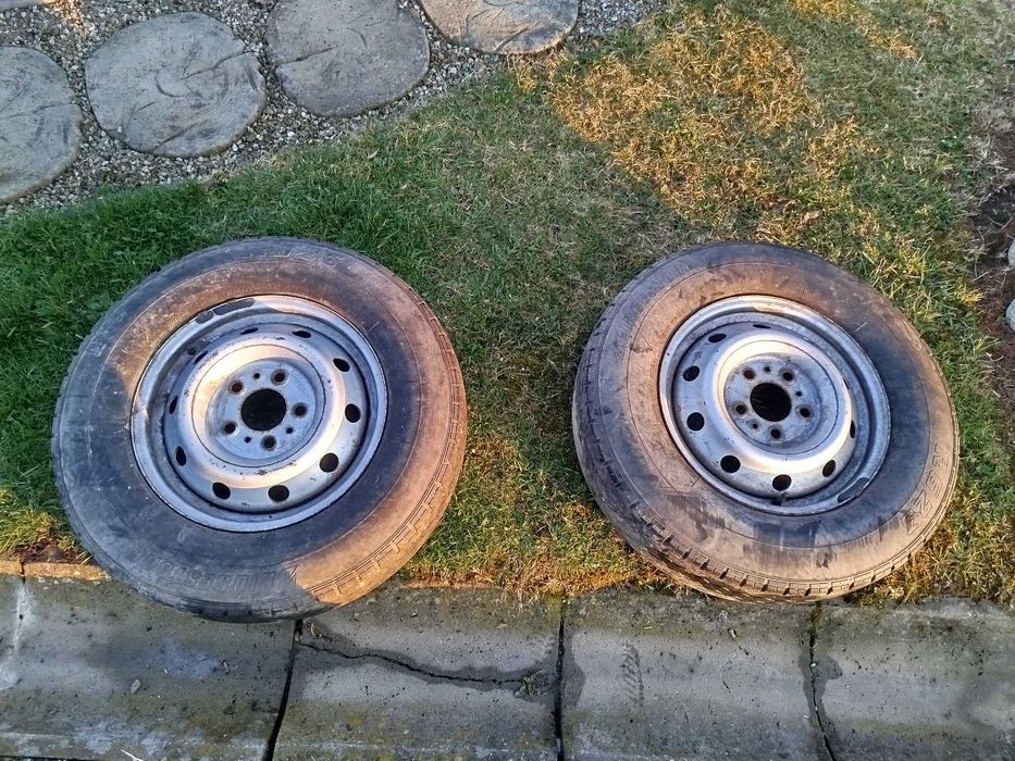 Komplet kół stalowych z oponami w rozmiarze 215/75 R16.