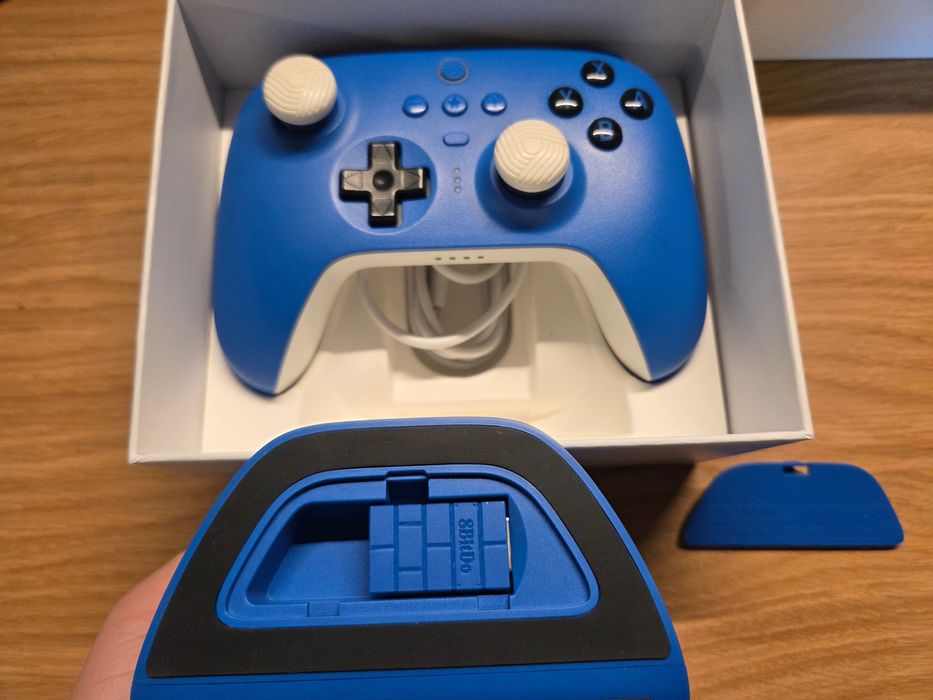 8BitDo Ultimate Bluetooth Controller + Stacja Dokująca Niebieski Stan BDB