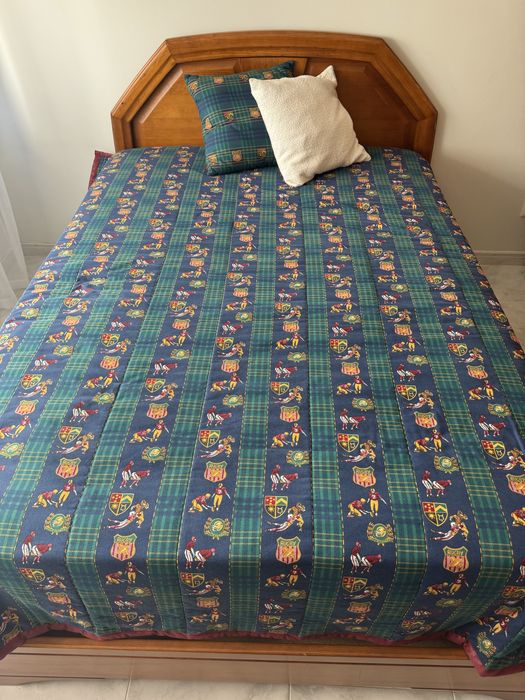 Cama de casal em madeira maciça