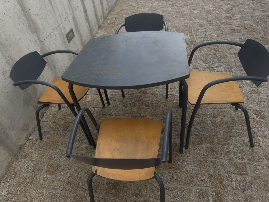Mesa com 4 cadeiras