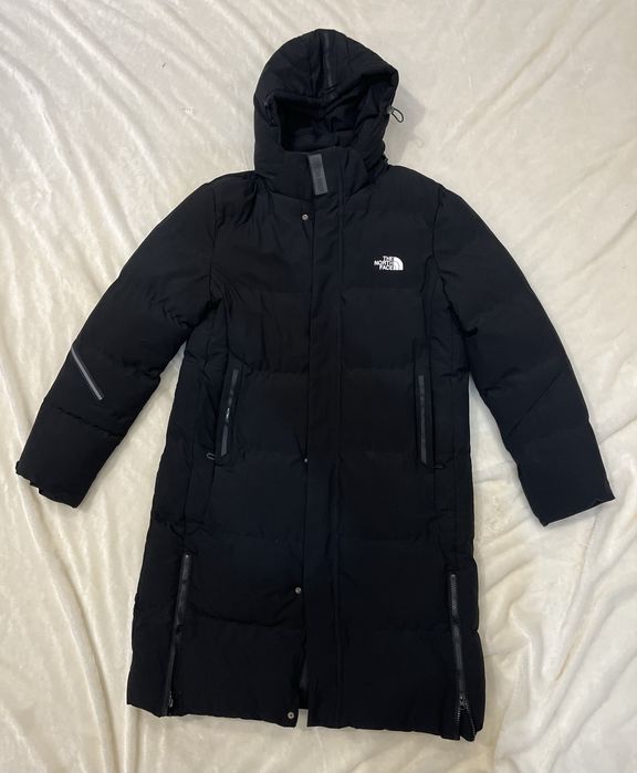 Це довга чорна чоловіча куртка The North Face