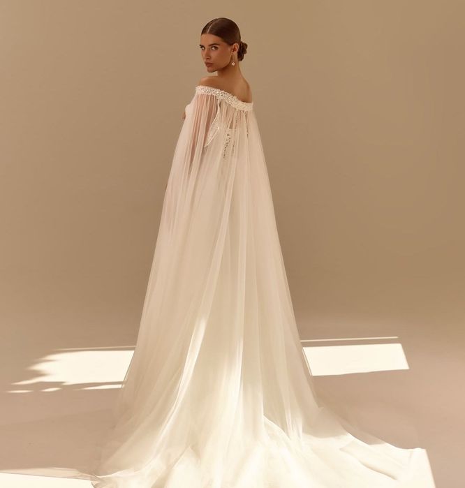 Весільна сукня з кейпом