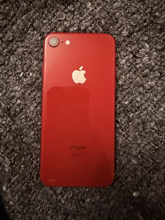 iPhone 8 красного цвета