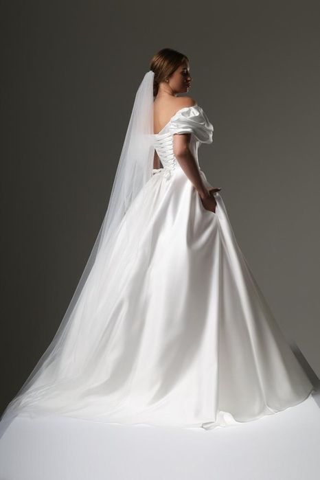 Атласна весільна сукня, елегантна та сучасна
