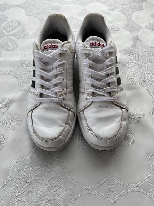 Кросівки adidas.