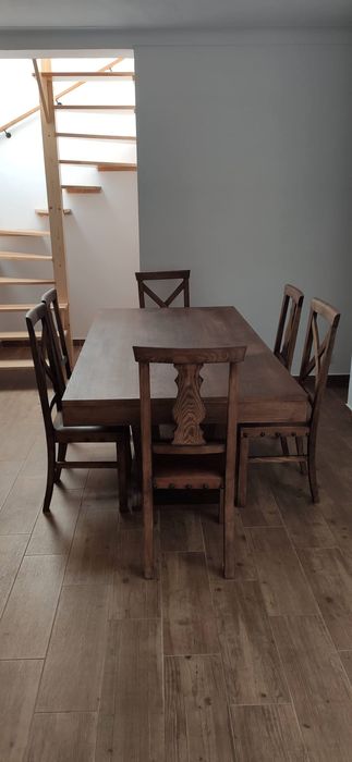 Mesa rústica extensível com cadeiras