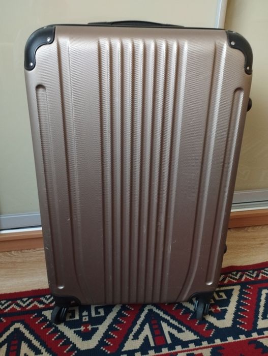 Валізи дорожні різні.