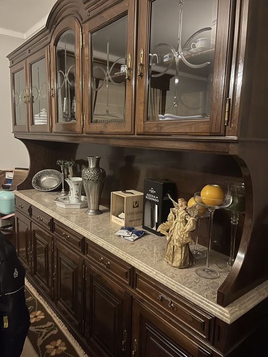 Cristaleira em excelente estado de conservação.