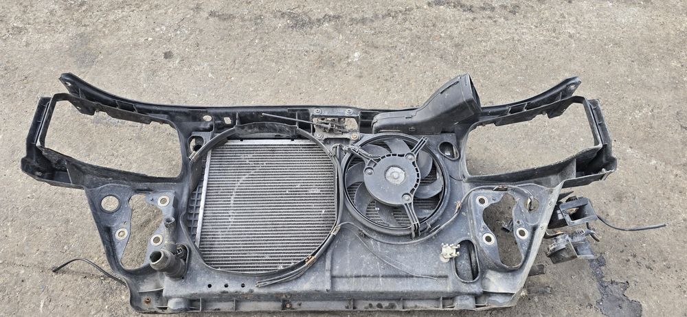 Pas przedni  Audi A4 B5 chłodnica  komplet