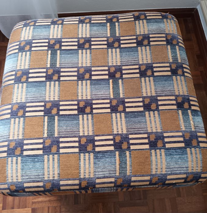 Puf quadrado em tecido