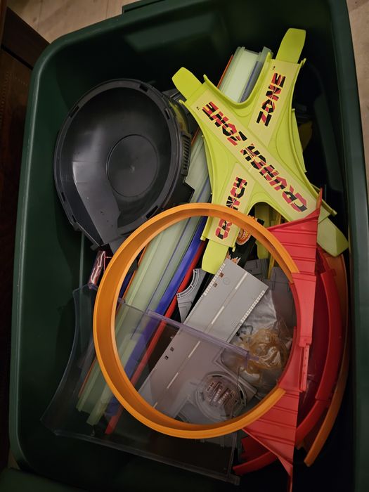 Caixa com pistas Hotwheels para Carrinhos.