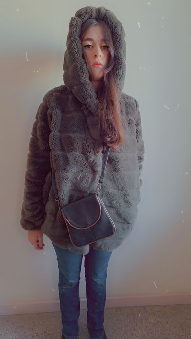 Cieplutkie futerko sztuczne M odcieniu czarnego szarego  mchu