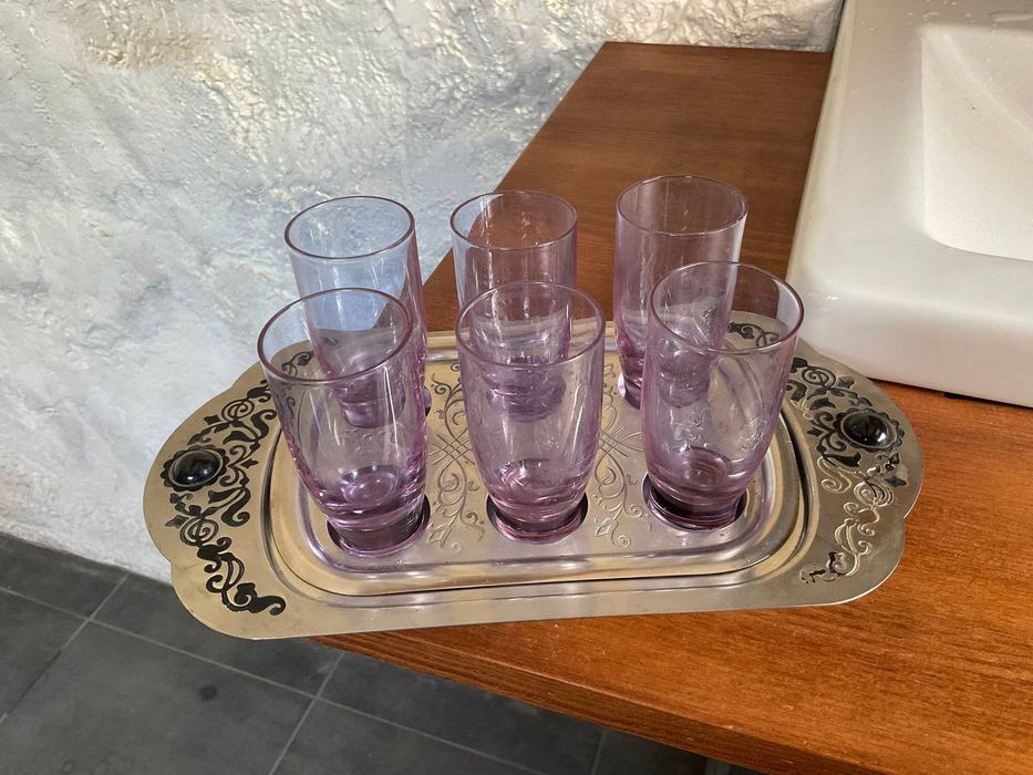 Набір рюмок на підносі