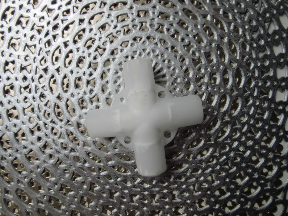 Pawilon ogrodowy - rurki . Zostało tylko 9 plastikowych elementów .