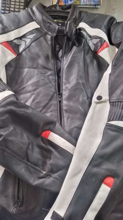 Мото куртки, штани, комбінезони жіночі та чоловічі