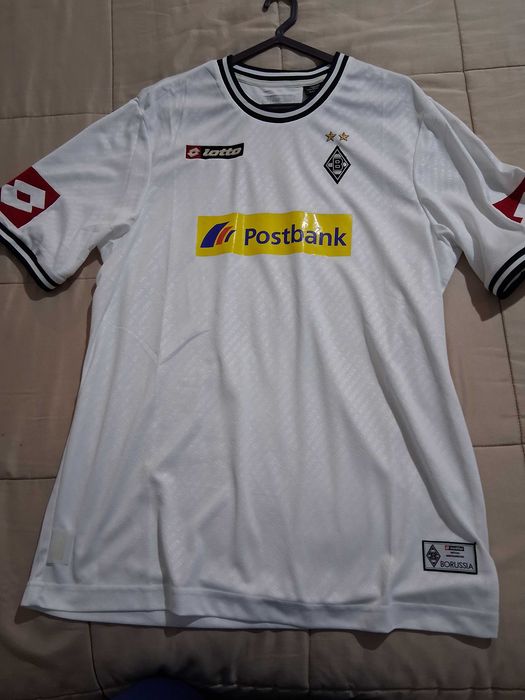 Várias camisolas futebol.