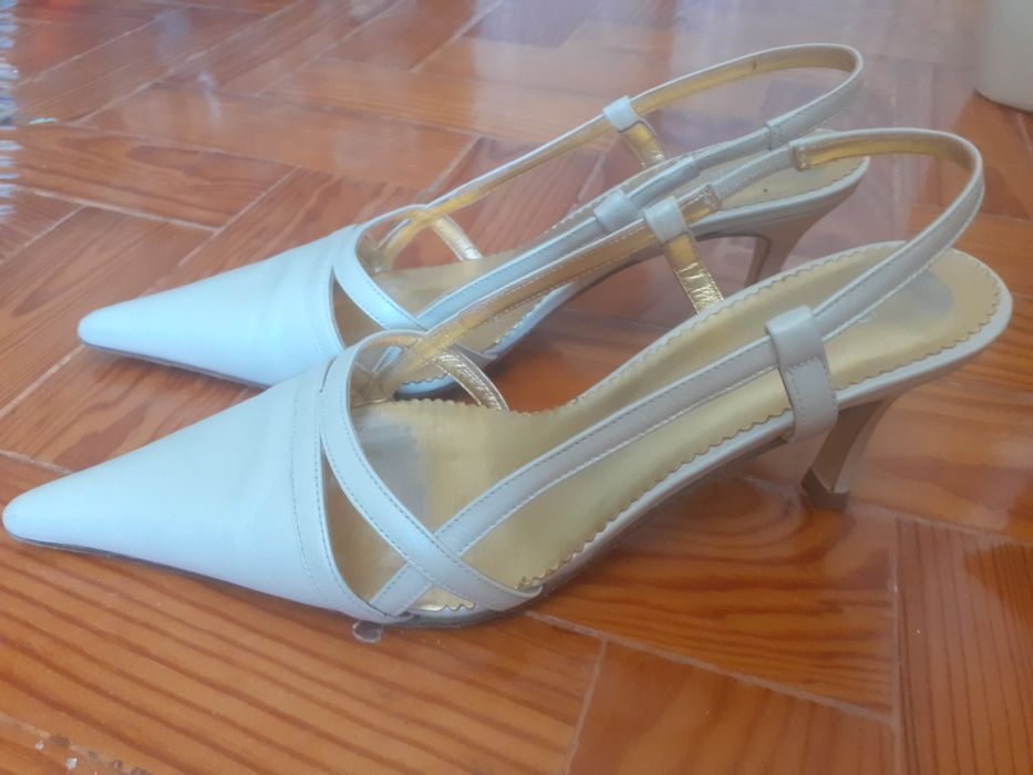 Elegantes sapatos beges