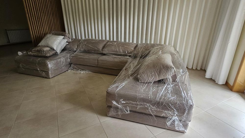 Sofás totalmente personalizados, opção com pés e sem pés.