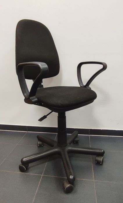 Fotel do biurka krzesło biurkowe obrotowe firmy Nowy Styl