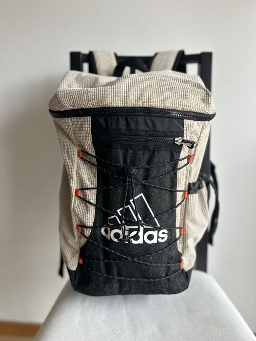 Mochila Adidas.