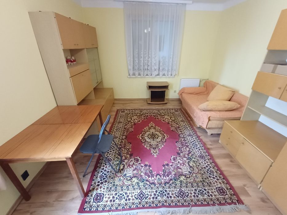 Pokój dla dziewczyny studiującej/pracującej