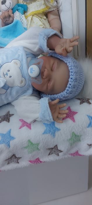 Bebé reborn menino 50 cm  Kit August com enxoval