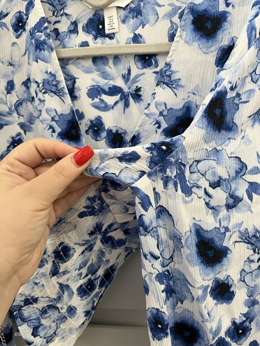 Biala bluzka w niebieskie kwiaty z wiązaniami - H&M (M/38)