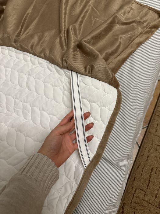 Pokrycie na łóżko z falbaną (ocieplane, miękkie, przypomina aksamit)