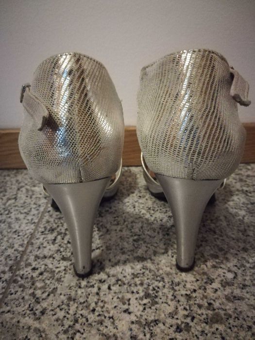 sandálias prateadas