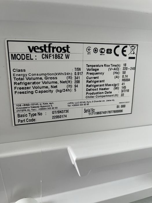 Холодильник з морозильною камерою Vestfrost CNF 186 ZW