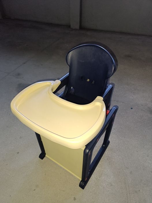 Cadeira de refeição e secretária de bebé