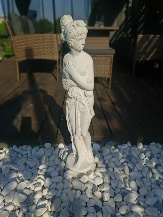 Figura ogrodowa z betonu kobieta