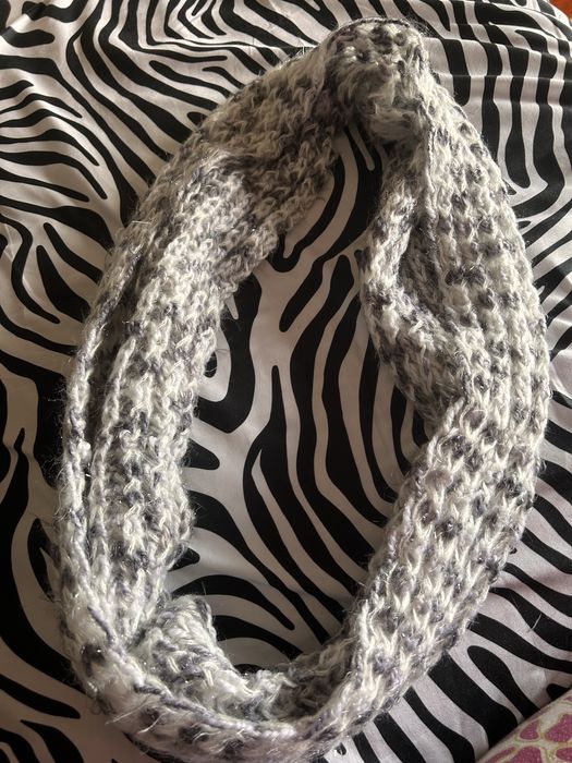 Gola na cor cinzento e branco