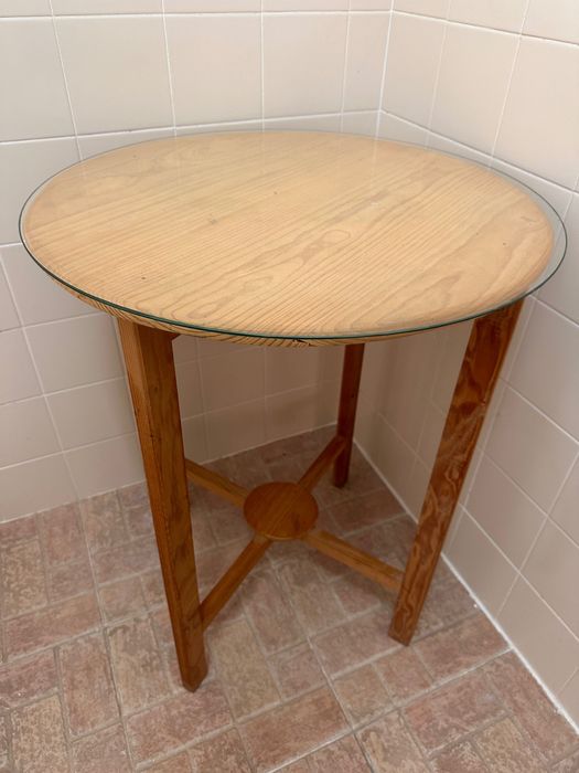 Mesa camilha de madeira redonda com vidro