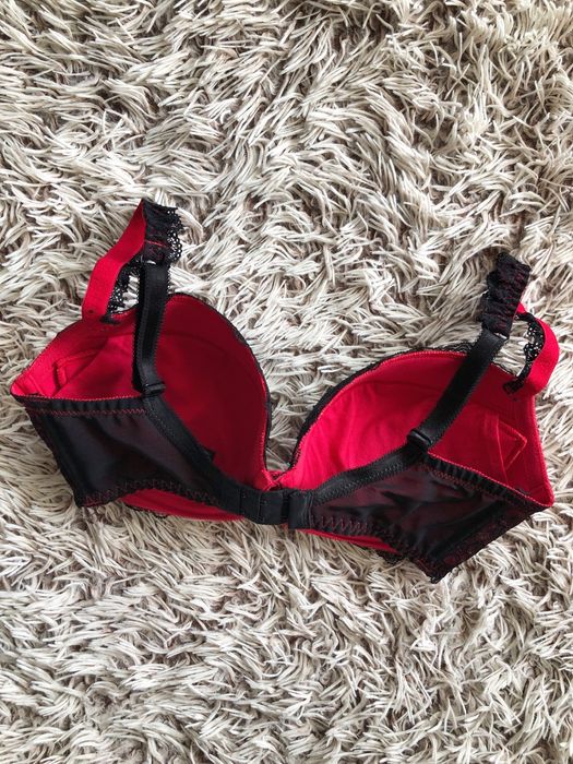 Шикарный бюстгальтер в черно-красном цвете от Ann Summers