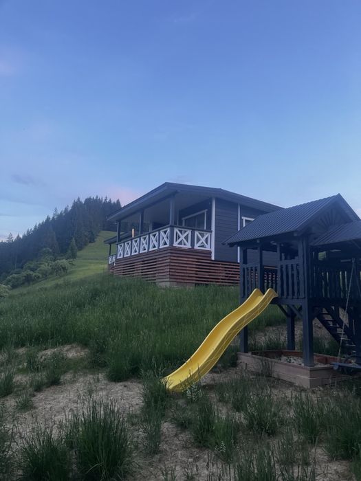 Здаються два новенькі будинки з усіма умовами, з чудовим краєвидом.