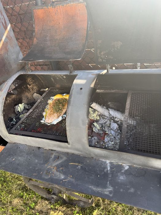 Smoker, grill i wędzarnia wykonane z grubej stali.