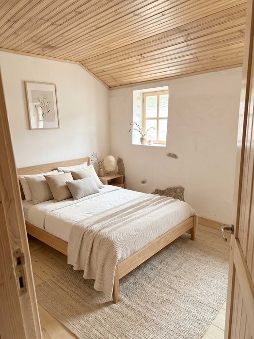 Quintinha com casa com 4 quartos e terreno amplo junto ao rio