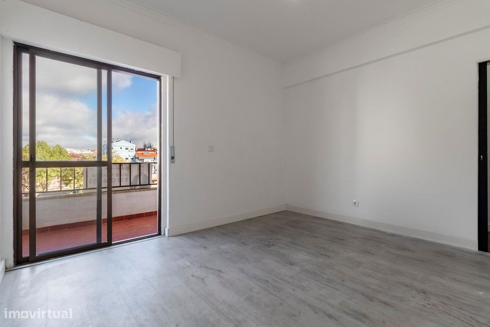 Apartamento T2 c/ Varanda em Agualva, Sintra