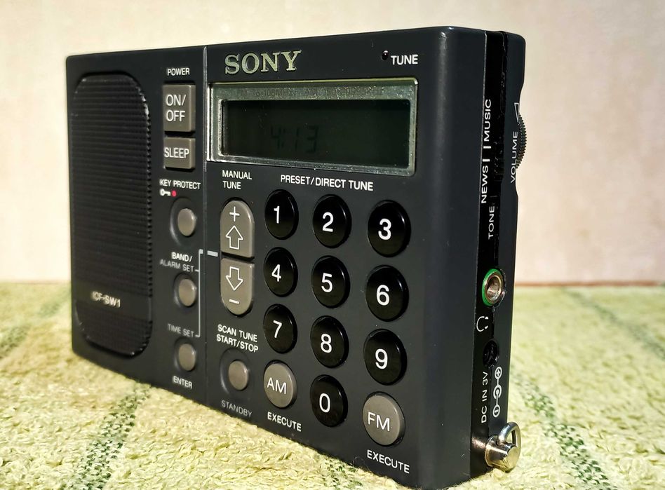 Радиоприемник Sony ICF SW1 Всеволновый. В родном кейсе с аксессуарами.