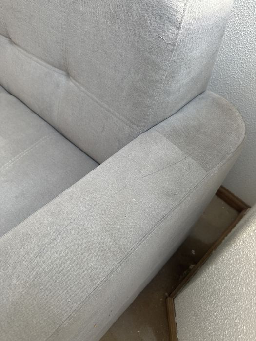 Sofa 4 lugares e um puff usados e com algumas manchas.