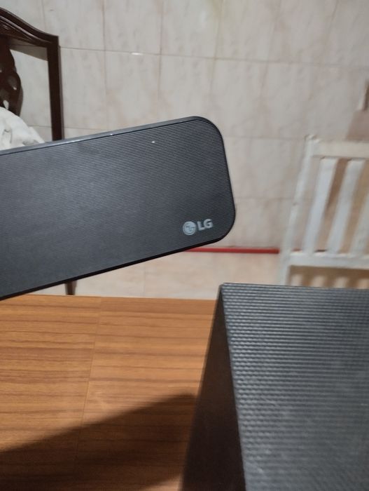 Vendo sistema de som  LG com marcas de uso porém nada partido e tudo o