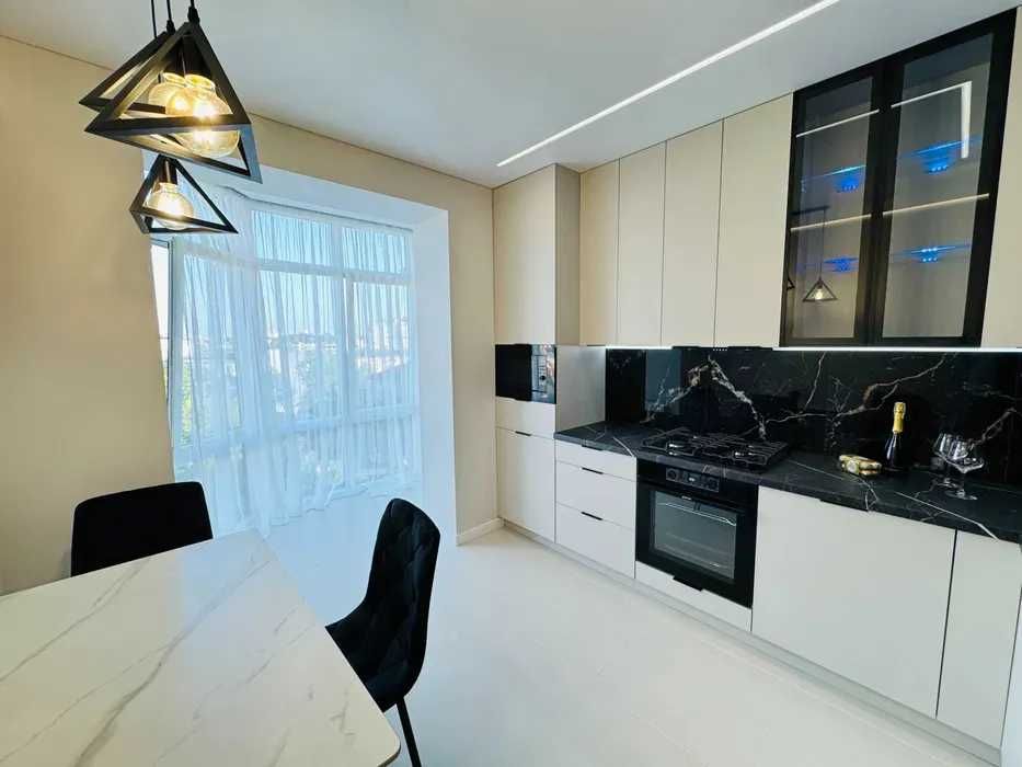 НОВА!!!  2 кім. квартира з ремонтом та меблями В ЦЕНТРІ