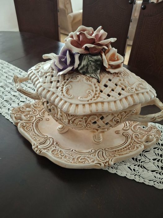 Terrina oval com flores em faiança