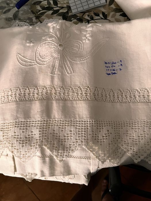 Vendo várias peças em linho e renda bordadas