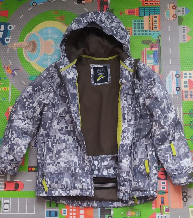 Непромокна весняна куртка сезону весна-осінь б/у на зріст 134-140см